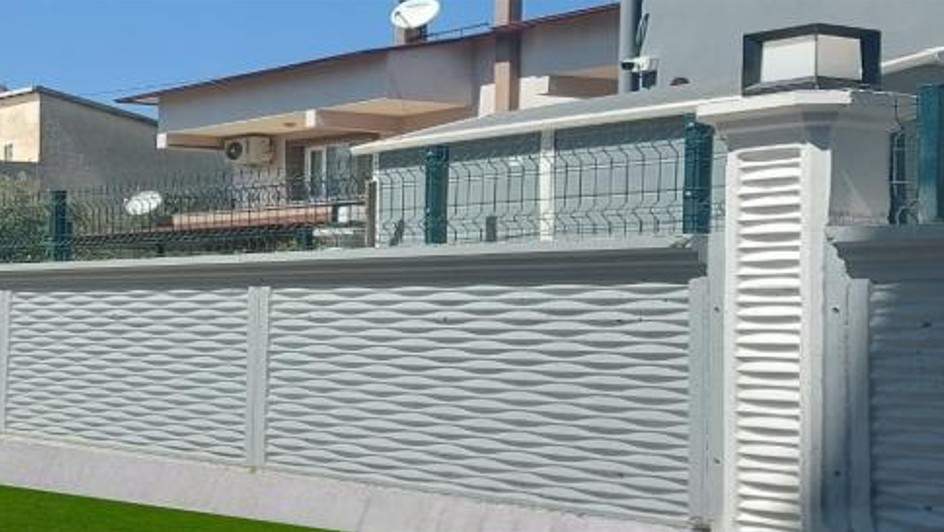 Estetik ve Dayanıklılık için Desenli Bahçe Duvarı Uygulaması